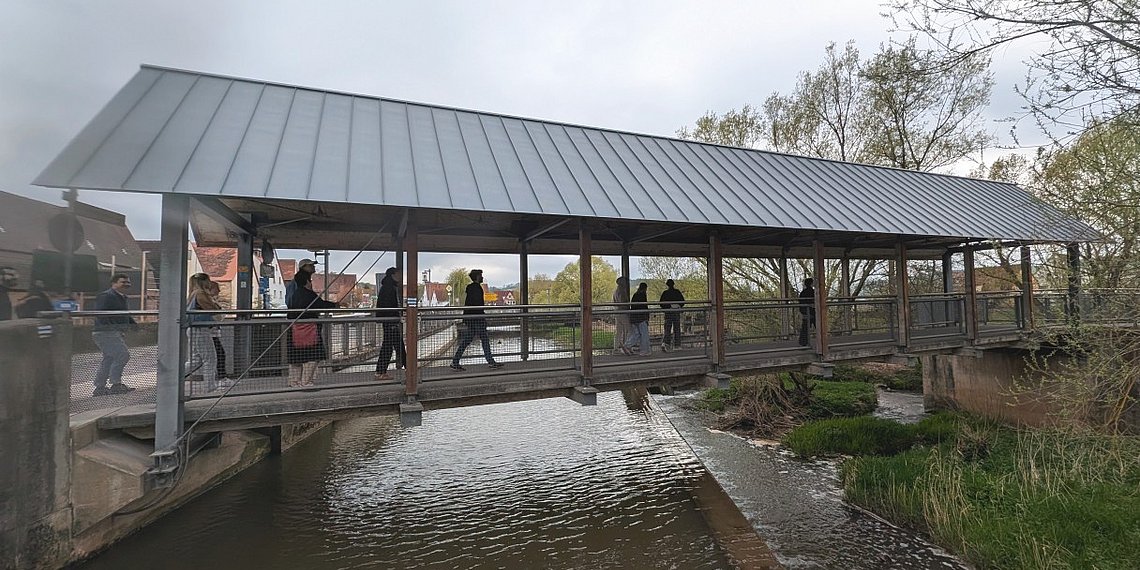 Überdachte Holzbrücke über die Rezat in Spalt
