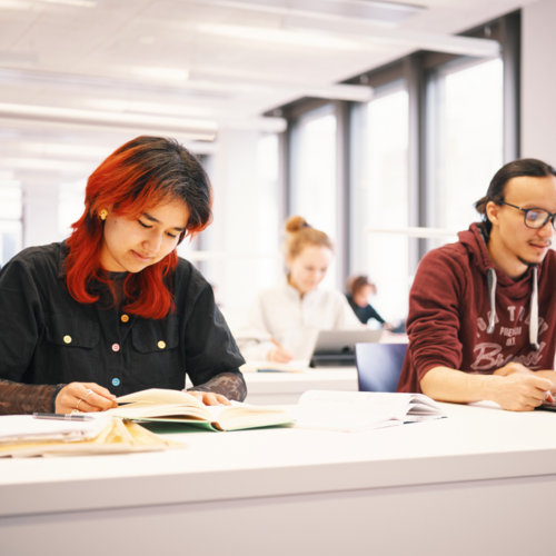 Coverbild zum Projekt "Inklusive Bildung" (Stockfoto mit Schülern in einem Lehrraum)
