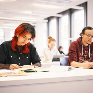 Coverbild zum Projekt "Inklusive Bildung" (Stockfoto mit Schülern in einem Lehrraum)