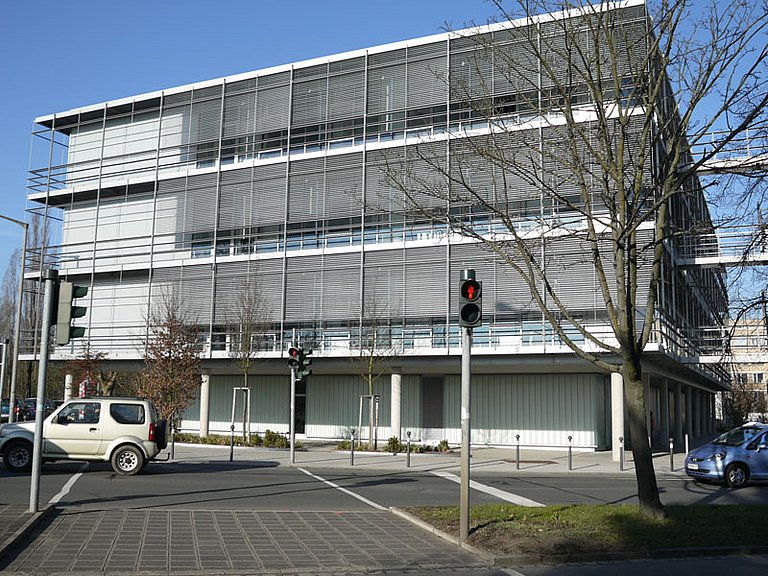 Seitenansicht des neuen Chemiegebäudes (seit 2008)