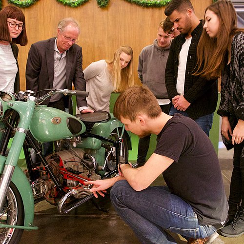 Technikjournalismus-Studierende untersuchen gemeinsam mit Matthias Murko die KS 601 von Zündapp, genannt „Grüner Elephant“