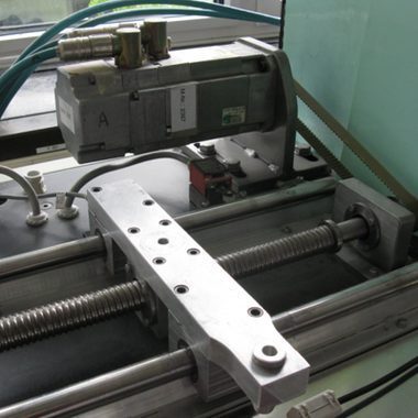 Linear tool axis with drive train