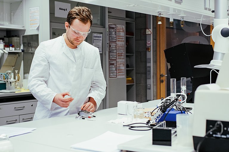 Arbeit im Elektroanalytik-Labor KT.224