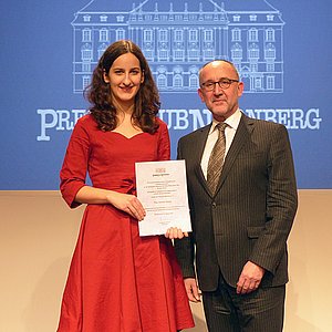 Das Bild zeigt die Beste des Abschlussjahrgangs 2017, Simone Danne mit Siegfried Zelnhefer, Präsident des Presseclubs Nürnberg.