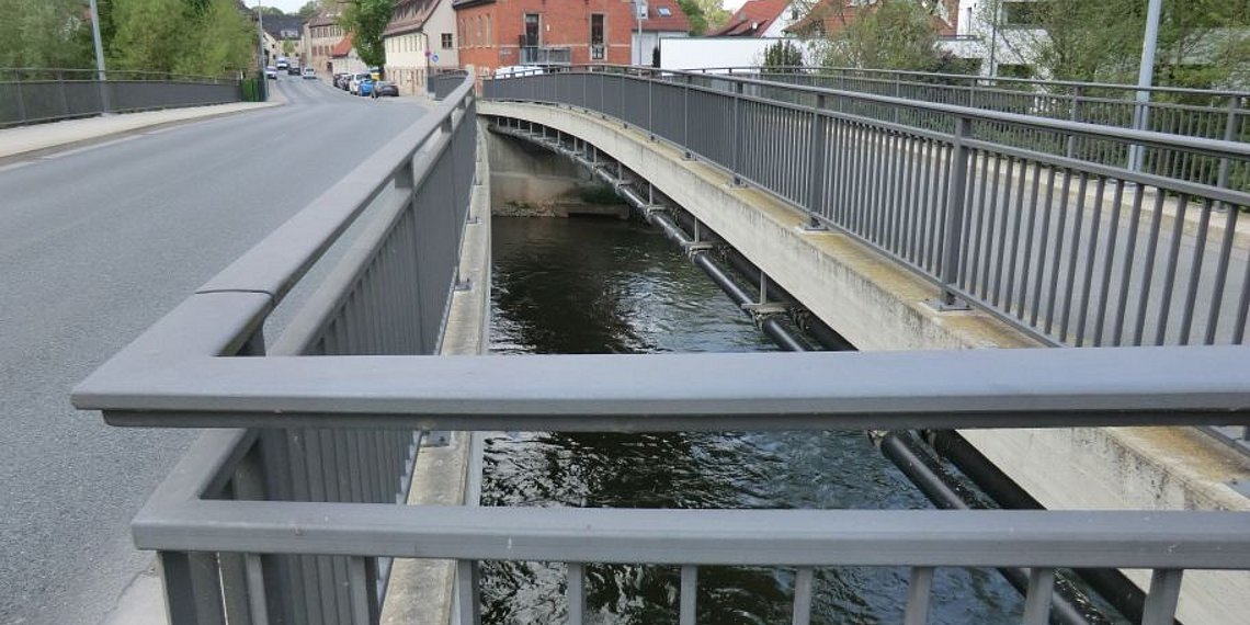 Vach, getrennte Straßen- und Fuß-/Radwegbrücke über die Regnitz, Planungsbesonderheit ist die Gewichtsklasse der Fuß-/Radwegbrücke