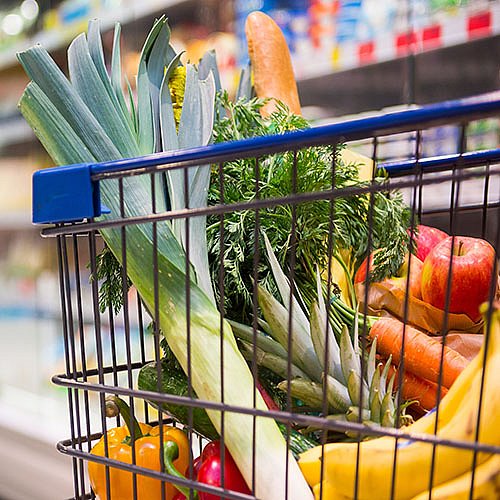 Coverbild zum Projekt "Soziale Unterstützungsstrukturen im Kontext des Diabetes Typ 2" (Einkaufswagen mit Gemüse und Obst darin und ein Supermarkt Regal im Hintergrund)