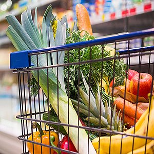Coverbild zum Projekt "Soziale Unterstützungsstrukturen im Kontext des Diabetes Typ 2" (Einkaufswagen mit Gemüse und Obst darin und ein Supermarkt Regal im Hintergrund)