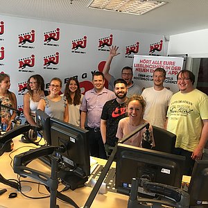 Das Bild zeigt Studierende und Moderatoren bei Radio Energy Nürnberg im Aufnahmeraum.