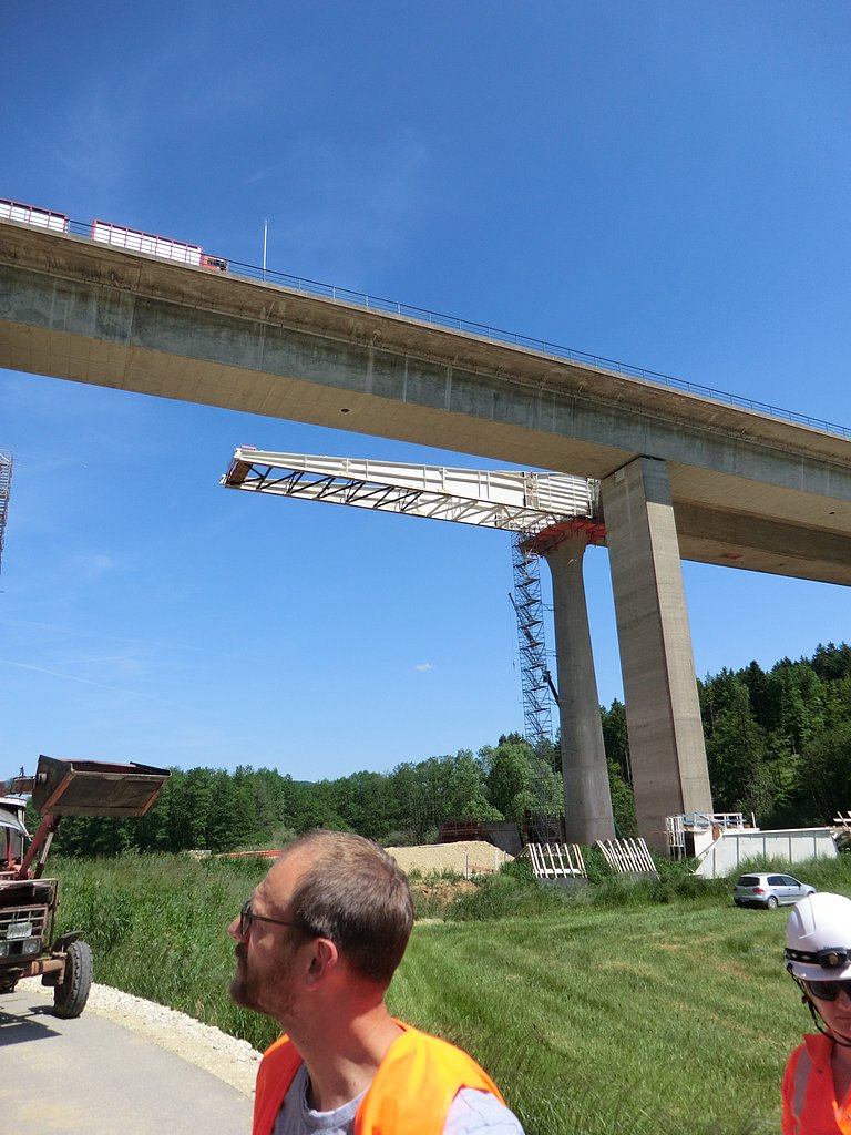 Alte Brücke und neue Brücke im Bauzustand mit Vorbauschnabel