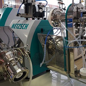 Coverbild zum Projekt "EnAM: Maßgeschneiderte künstliche Minerale - ein Werkzeug zum Recycling von kritischen Elementen" (Bild zeigt eine Rührwerkskugelmühle)
