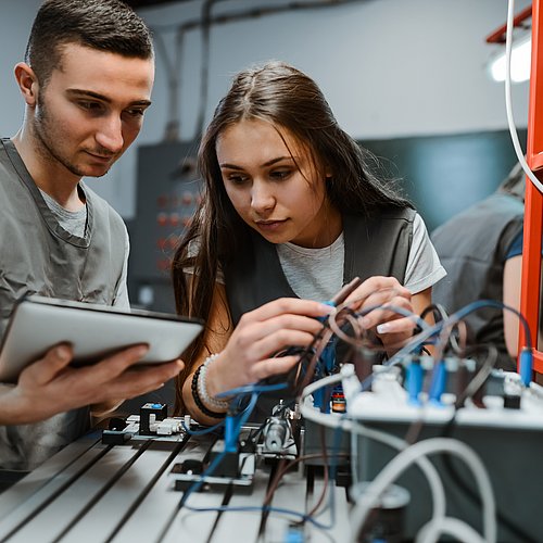 Coverbild zum Projekt "Job Buddy" (Stockfoto das 2 Personen zeigt)