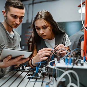 Coverbild zum Projekt "Job Buddy" (Stockfoto das 2 Personen zeigt)