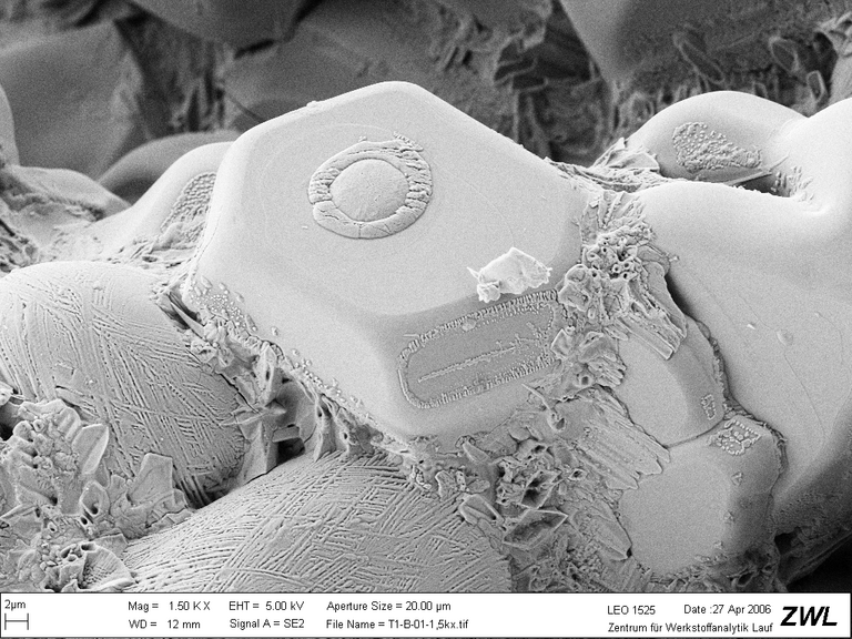 REM-Aufnahme: Hexagonaler Alit, gerundeter Belit eingebettet in die Zwischenphase aus Aluminat und Aluminatferrat