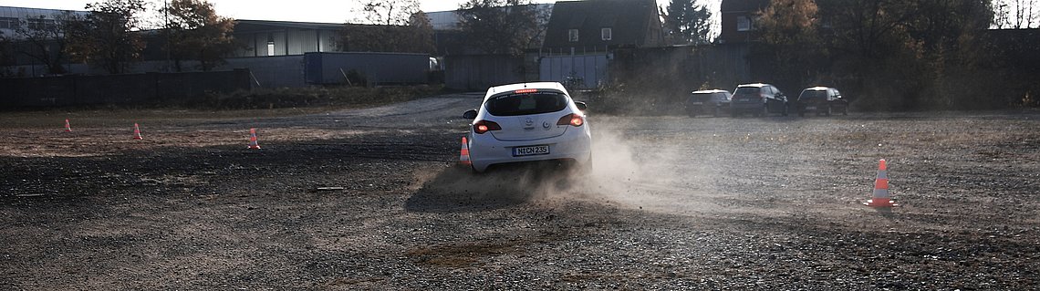 Fahrversuche auf Testgelände - Slalomfahrt