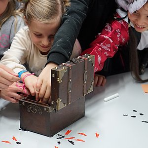 Die Schatzkiste mit den Preisen wird geöffnet.