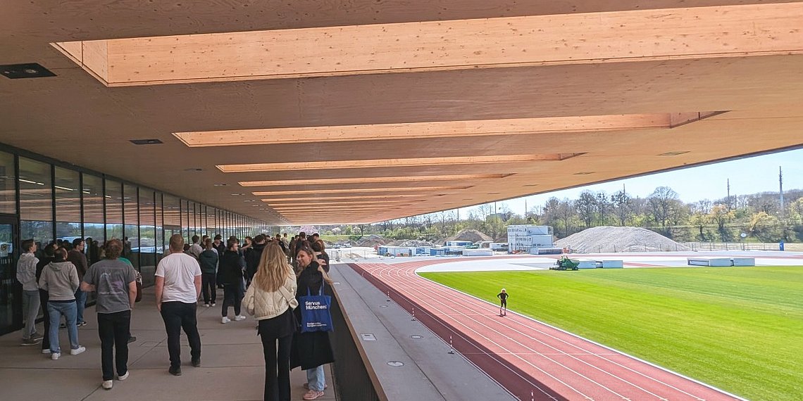 TUM Sportcampus München, Auskragendes Holzdachkonstruktion