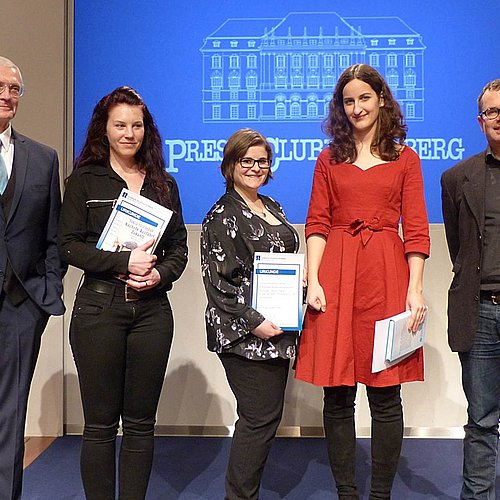 Die Jahrgangsbesten Judith Müller, Barbara Hofler, Simone Danne mit AMP-Dekan Prof. Walter Müller und Festredner Dr. Andreas Gundelwein.