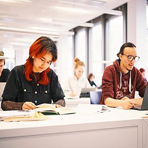 Coverbild zum Projekt "DigiLehre - Onlinelehre oder Hörsaal?" (Unterrichtsraum mit lernenden Studenten)