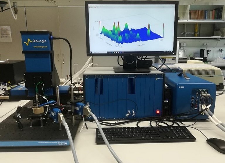 Von links nach rechts: Elektrochemisches Rastersondenmikroskop und Bipotentiostat der Firma BioLogic Science Instruments