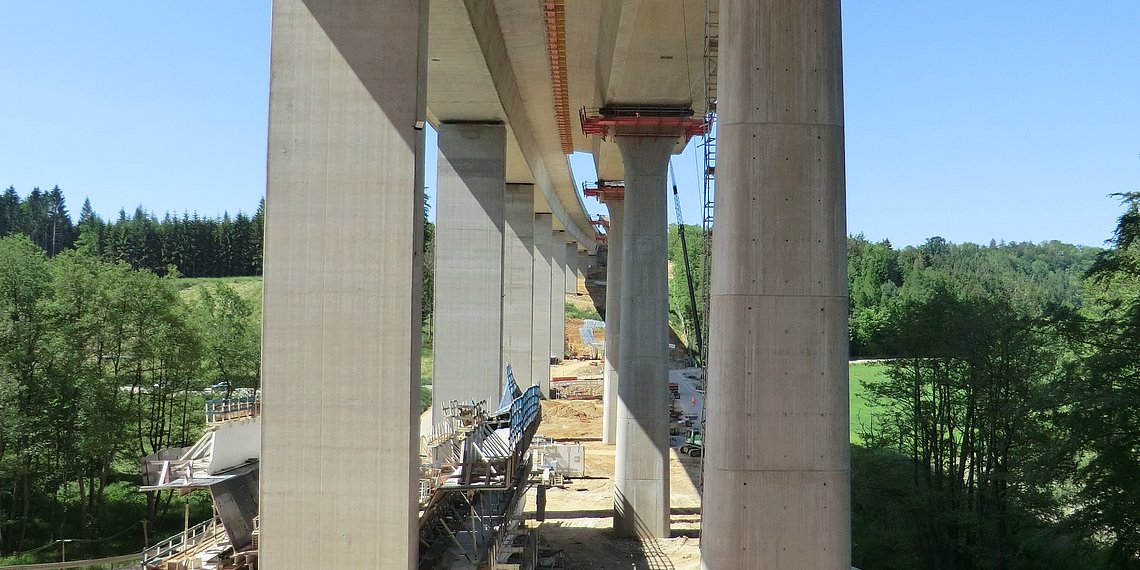 Brückenuntersicht, links Bestandsbauwerk, rechts Neubau