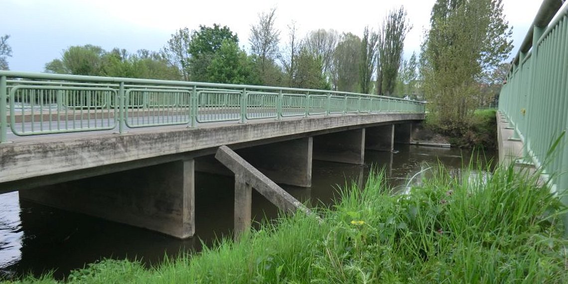 Stadeln, Straßen und Fuß-/Radwegbrücke über die Regnitz, nicht hochwasserfreie Querung