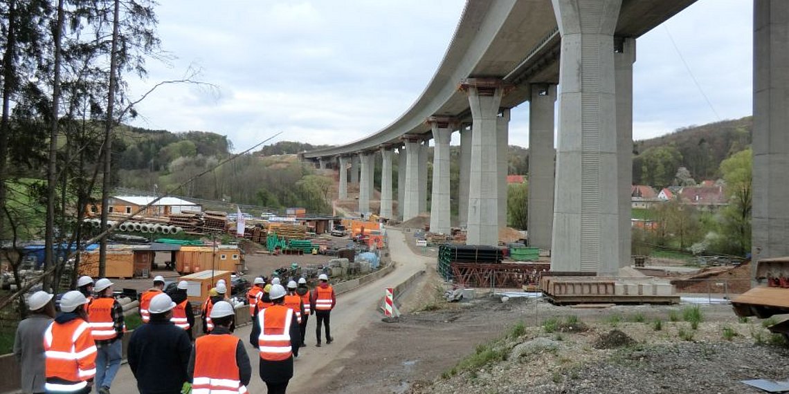 Längsuntersicht, links neuer Brückenüberbau, rechts altes Bauwerk