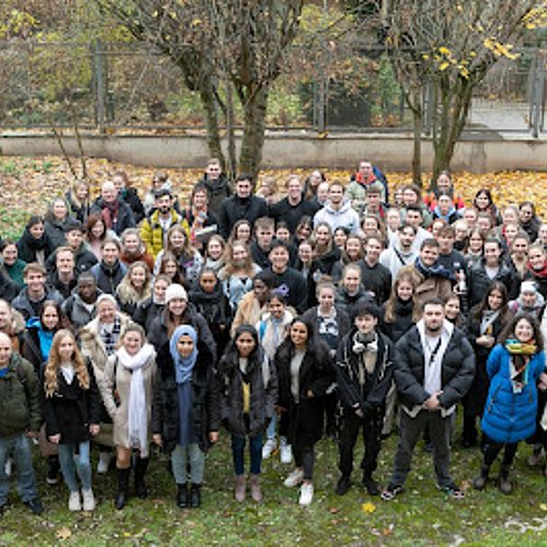 Die Teilnehmenden der Auftaktveranstaltung im Garten des Nürnberger Centrums für Pflegeberufe