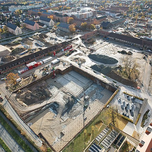 Coverbild zum Projekt "MultiSource" (Ortsansicht aus der Vogelperspektive mit einer Baustelle in der Baugrubenphase im Zentrum)