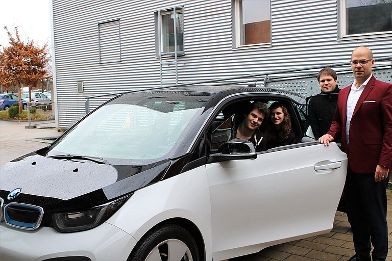 Die Forschungsgruppe vor dem Forschungsfahrzeug BMWi3