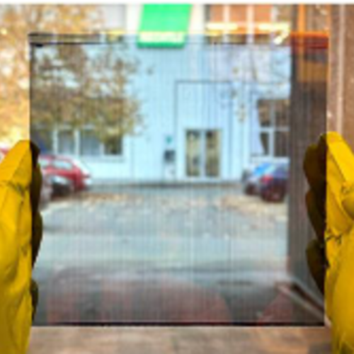 Blick durch ein halbtransparentes Solarmodul