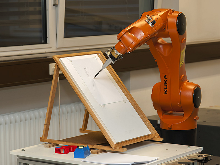 Industrieroboter Kuka Agilus zeichnet mit Bleistift auf Papier