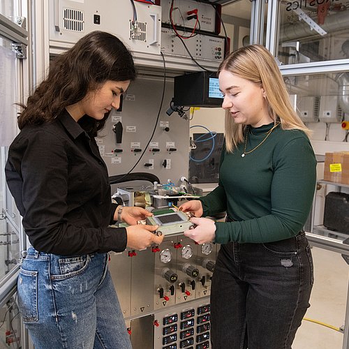 Coverbild zum Projekt "DuraFuelCell" (2 Studentinnen im Labor)