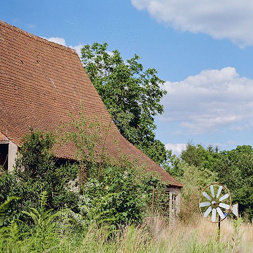 Coverbild zum Projekt "Heimat - mehr als ein Gefühl - Sozialer Zusammenhalt und demografischer Wandel in ländlichen Regionen Bayerns"(altes Haus umgebung von grüner landschaft)