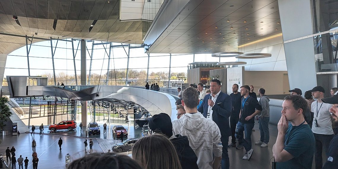 BMW-Welt München, vorm Eintauchen in den Technikuntergrund