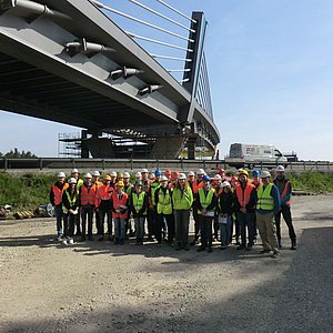 Brückenansicht mit Pylon und Seilharfe