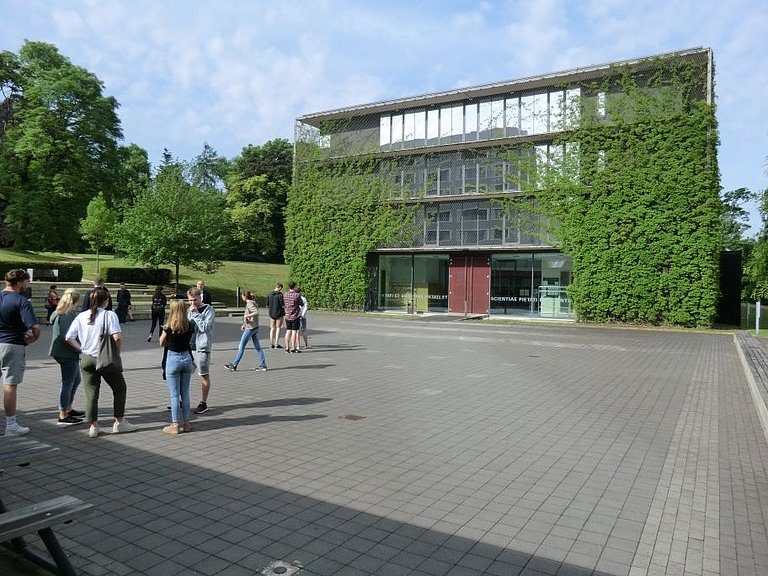 Frankfurt Grünfassade an der Hochschule St. Georgen