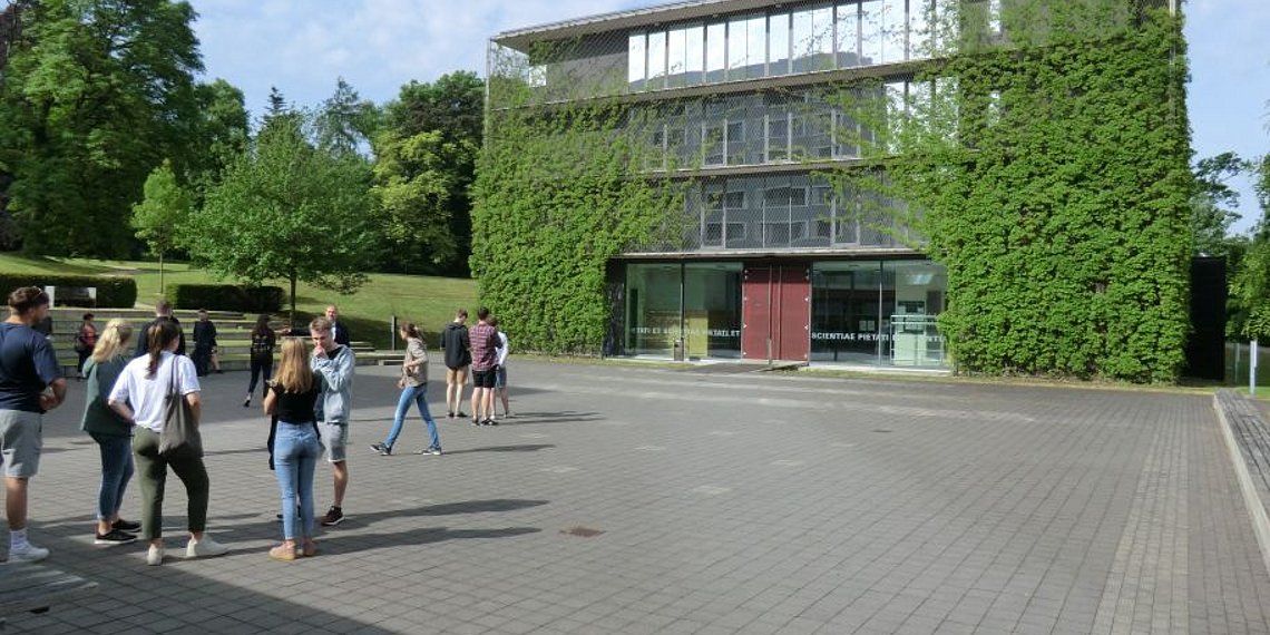 Frankfurt Grünfassade an der Hochschule St. Georgen