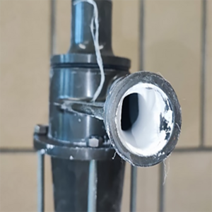 Coverbild zum Projekt "Fluid-Cake: Charakterisierung des Cakingverhaltens von feinen Pulvern in fluidisierten Partikelsystemen" (seitliche Rohröffnung mit Material Restbeständen an der Rohrinnenwand)