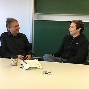 NZ-Lokalredakteur Marco Puschner im Gespräch mit Technikjournalismus-Student Moritz Gericke.