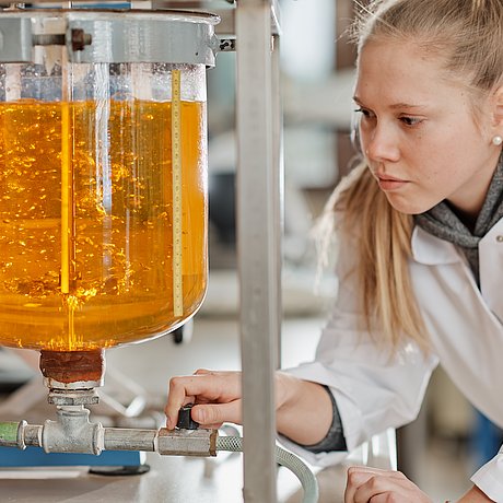 Studentin arbeitet mit einem Rührreaktor
