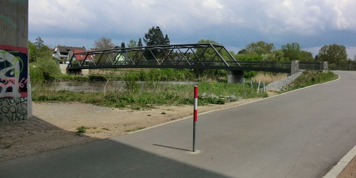 Brennstaller Fuß- und Radwegbrücke, schwieriger Bau mit Hochspannungsleitung und schwierigem Boden