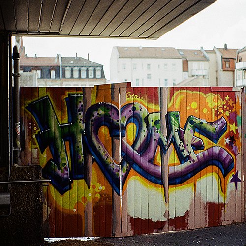 Coverbild zum Projekt "EviDroN - Evidenzbasierte Drogennotfallhilfe" (Einfahrtstor mit Graffiti besprüht)t