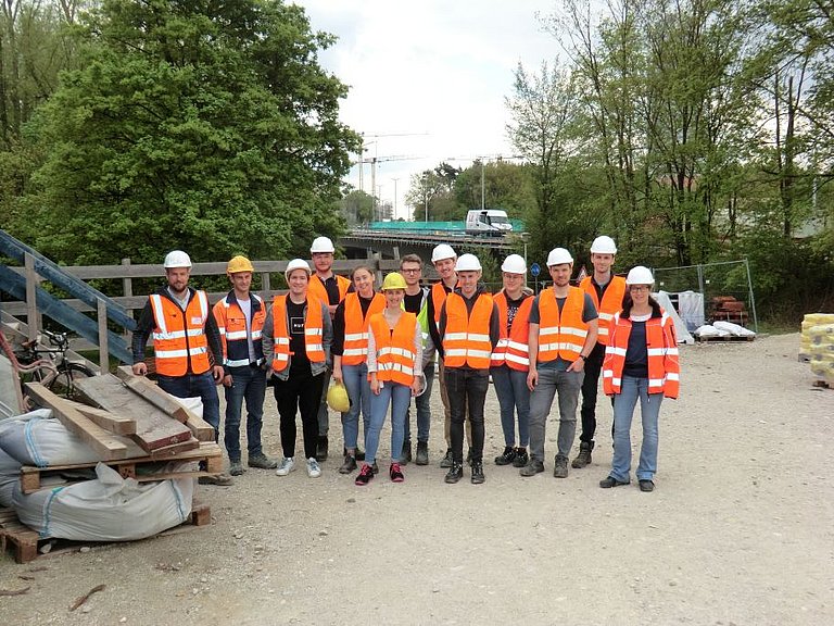 Gruppenfoto am Baubüro