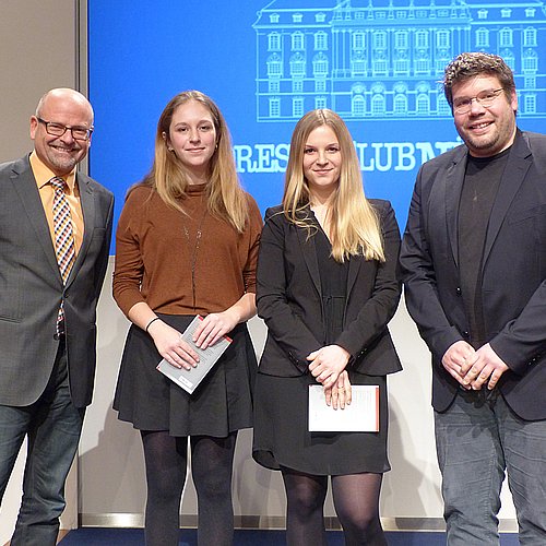 Die Deutschland-Stipendiaten Lea Urban und Denise Heller mit Editor-at-large der WEKA Verlagsgruppe Meinrad Happacher und Robert Weber, Inhaber der Industrial Newsgames GmbH.