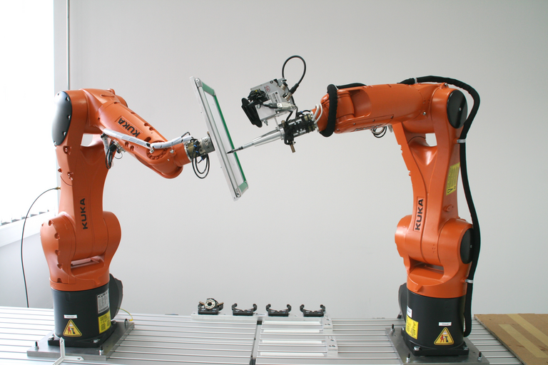 Industrieroboter Kuka KR Agilus Sixx - Kooperativer Prozess von zwei Roboterarmen