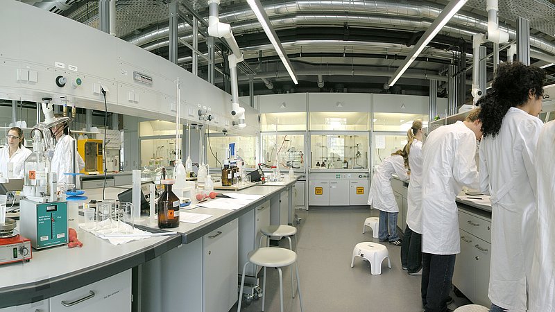 Studierene im Labor für analytische Chemie