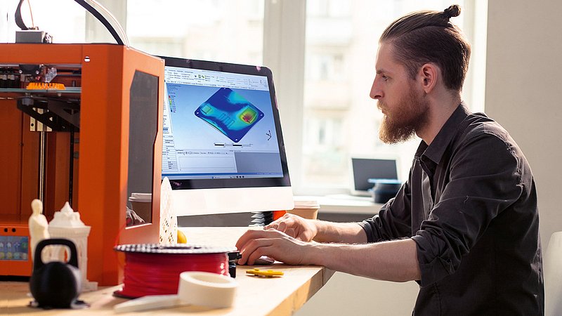 Student arbeitet an einer Compurtersimulation