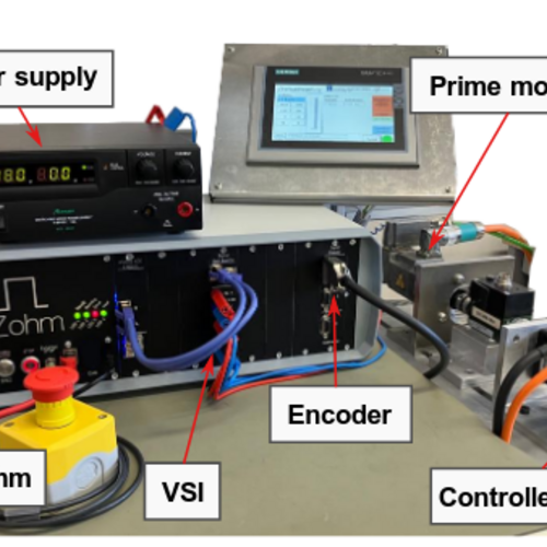 Das Bild zeigt den Prüfstandsaufbau in einem Labor bestehend aus einer Lastmaschine, einem Prüfling sowie einer Berechnungsplattform