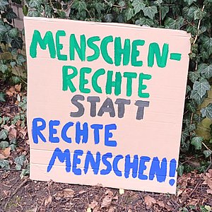 Coverbild zum Projekt "ForGeRex - Rechtsextreme Einflussnahmen und Gegenstrategien - Die Bereiche der Sozialen Arbeit und der Geschlechtergleichstellung (RESAG)" (Plakat mit der Aufschrift: Menschenrechte statt rechte Menschen!)
