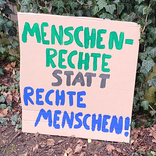 Coverbild zum Projekt "ForGeRex - Rechtsextreme Einflussnahmen und Gegenstrategien - Die Bereiche der Sozialen Arbeit und der Geschlechtergleichstellung (RESAG)" (Plakat mit der Aufschrift: Menschenrechte statt rechte Menschen!)